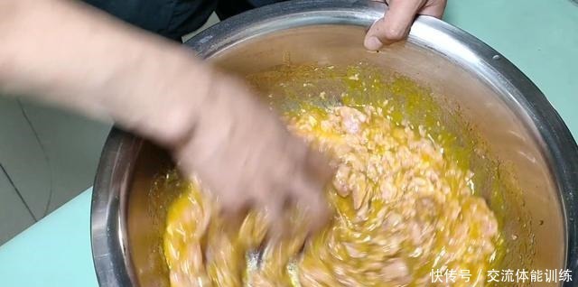 简单的家常菜《萝卜丸子汤》丸子好吃，汤鲜味美的秘密