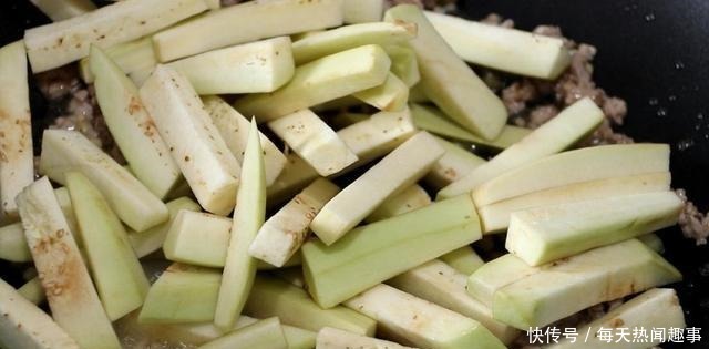 1根茄子,一块猪肉,这是茄子肉末焖面的做法,真好吃