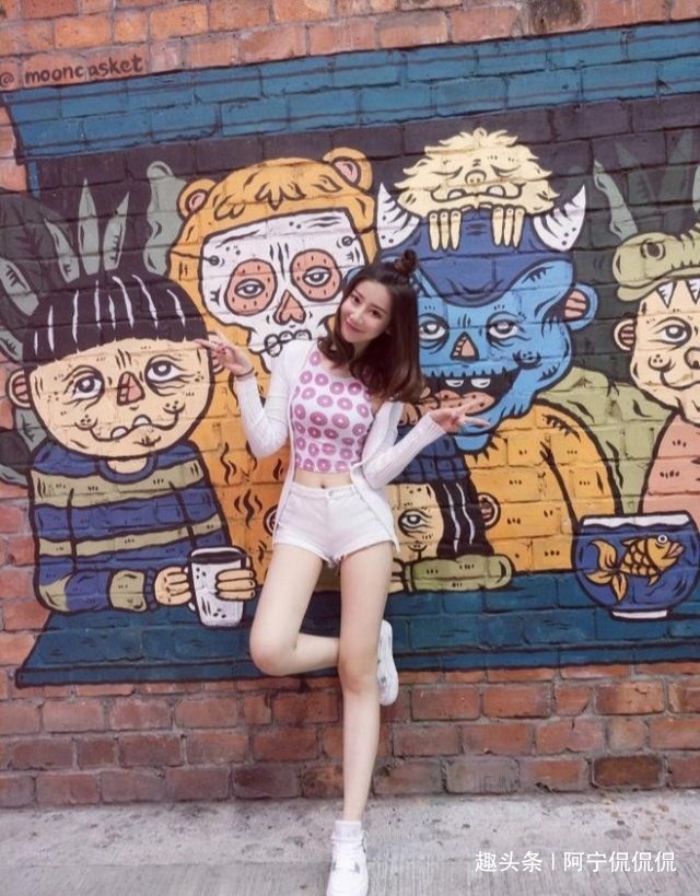 牛仔裤配打底衫穿出女神气质,很显格调