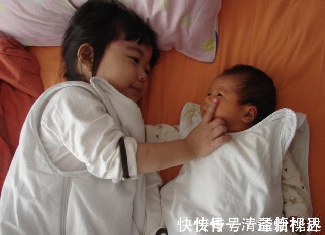 哥哥|妹妹被妈妈教训后,一脸委屈地窝在哥哥怀里,兄妹俩看着太有爱了