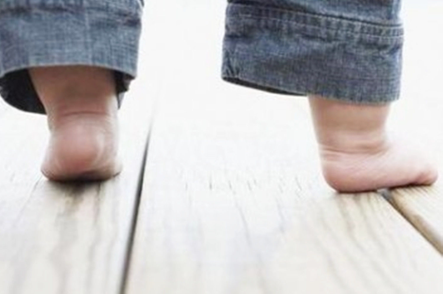 扁平足|父母常用避暑方式很“坑”娃，容易导致娃扁平足、秃头