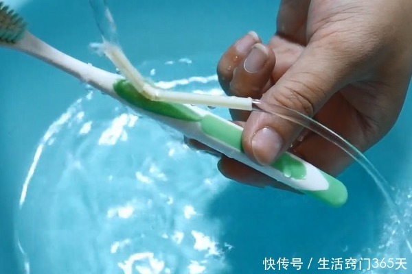 牙刷上粘一根吸管,解决了你出差旅行的一大烦恼!快告诉家里人!