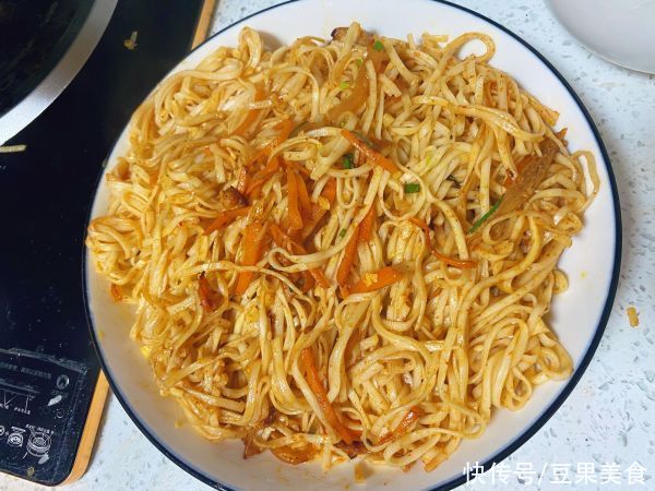 家人|这道晚餐｜鸡胸肉丝炒面，家人天天求我做