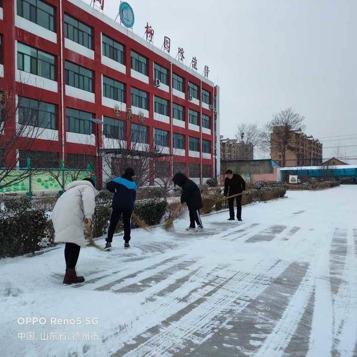 操场$雪｜晨起推轩窗，雪花落操场……