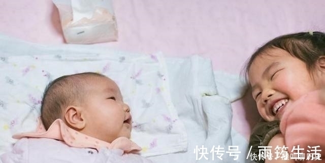 弟弟|谁还不是个宝宝了?趁宝妈不注意,哥哥偷偷“试用”弟弟襁褓