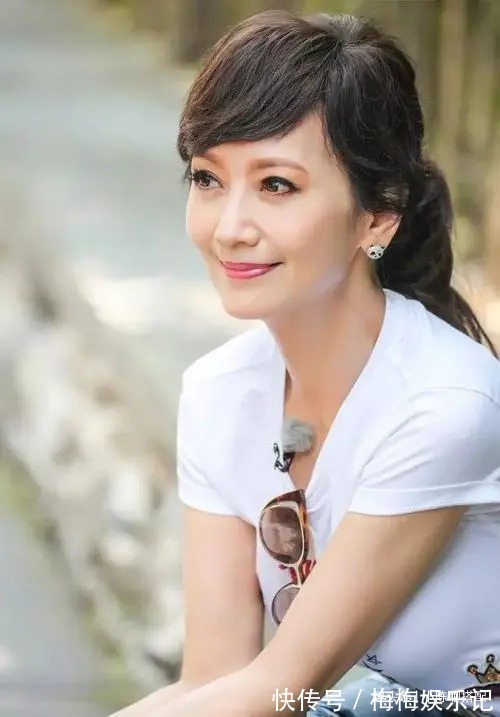 烫发 女人如果还没到60岁,这3款“大妈发型”尽量别留,会显老很多