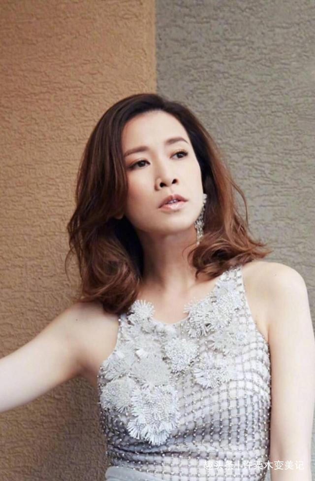 丸子头 50岁女人别再留齐刘海了,今年流行5种“发型”,显脸小不挑人