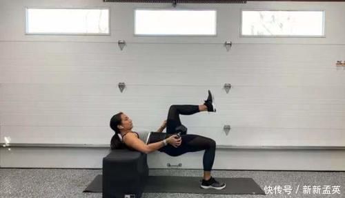 右腿|5个高强度蜜臀塑形训练动作，只需要一只哑铃就能够在家完成