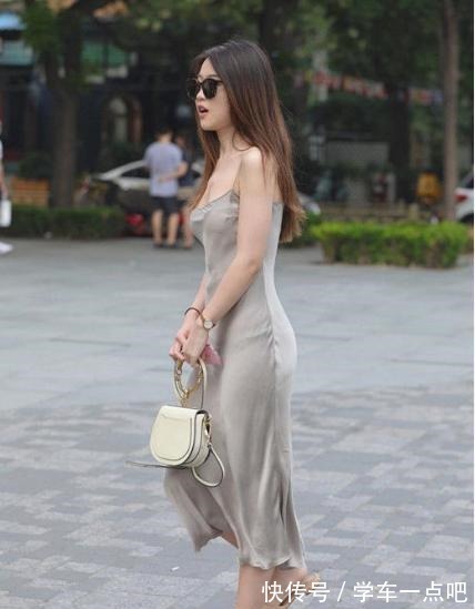 连衣裙 浅灰色吊带连衣裙搭配银白色手提包,时尚大气,简单大方!