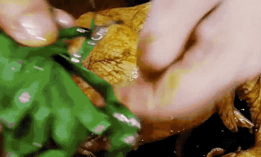 把鸡直接放电饭锅里,不加一点水,撕开鸡肉,我居然留口水了