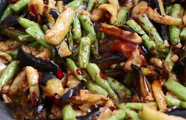 教你用茄子和豆角,做出美味的家常菜,刚上桌就被抢着吃,太香了