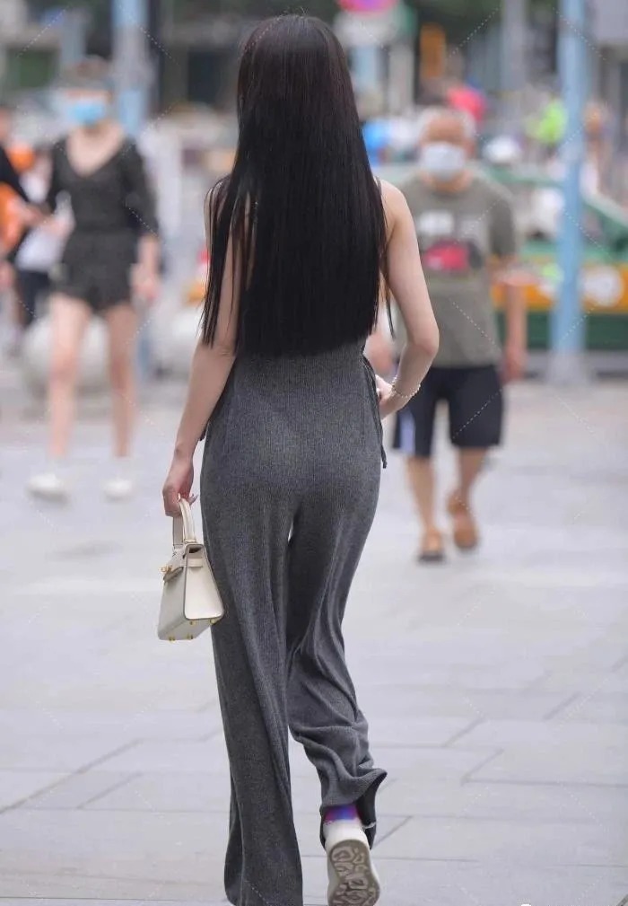 深灰色吊带连体裤,潇洒时尚,垂感十足