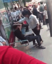 |搞笑GIF：今天和女朋友出门忘记带药怎么办