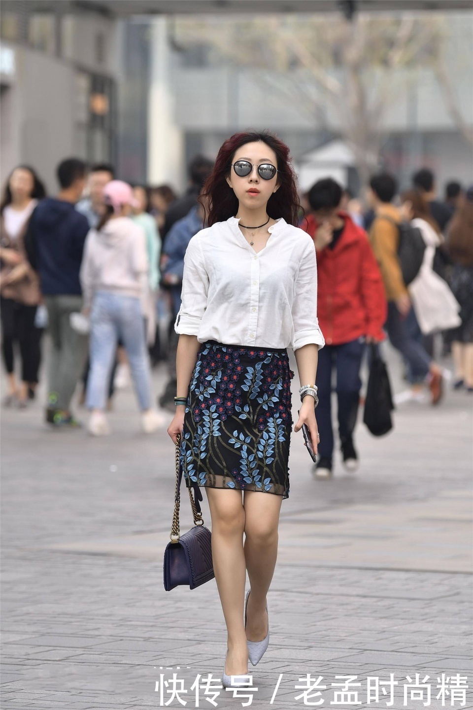 街拍:小姐姐深蓝色的花筒裙,走在街上成了焦点!