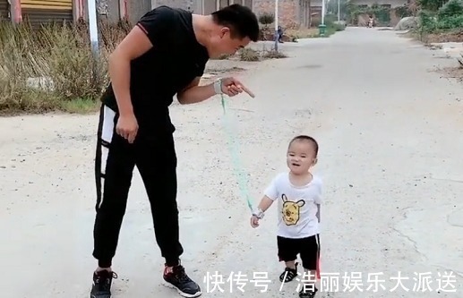 父子|“互遛父子”出门散步火了,爹遛娃还是娃遛爹已经傻傻分不清
