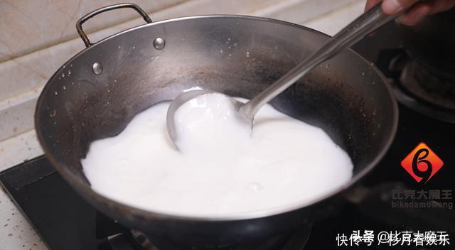 贴春联别再用胶带了，用一招轻松搞定，平整又牢固，看完能帮大忙