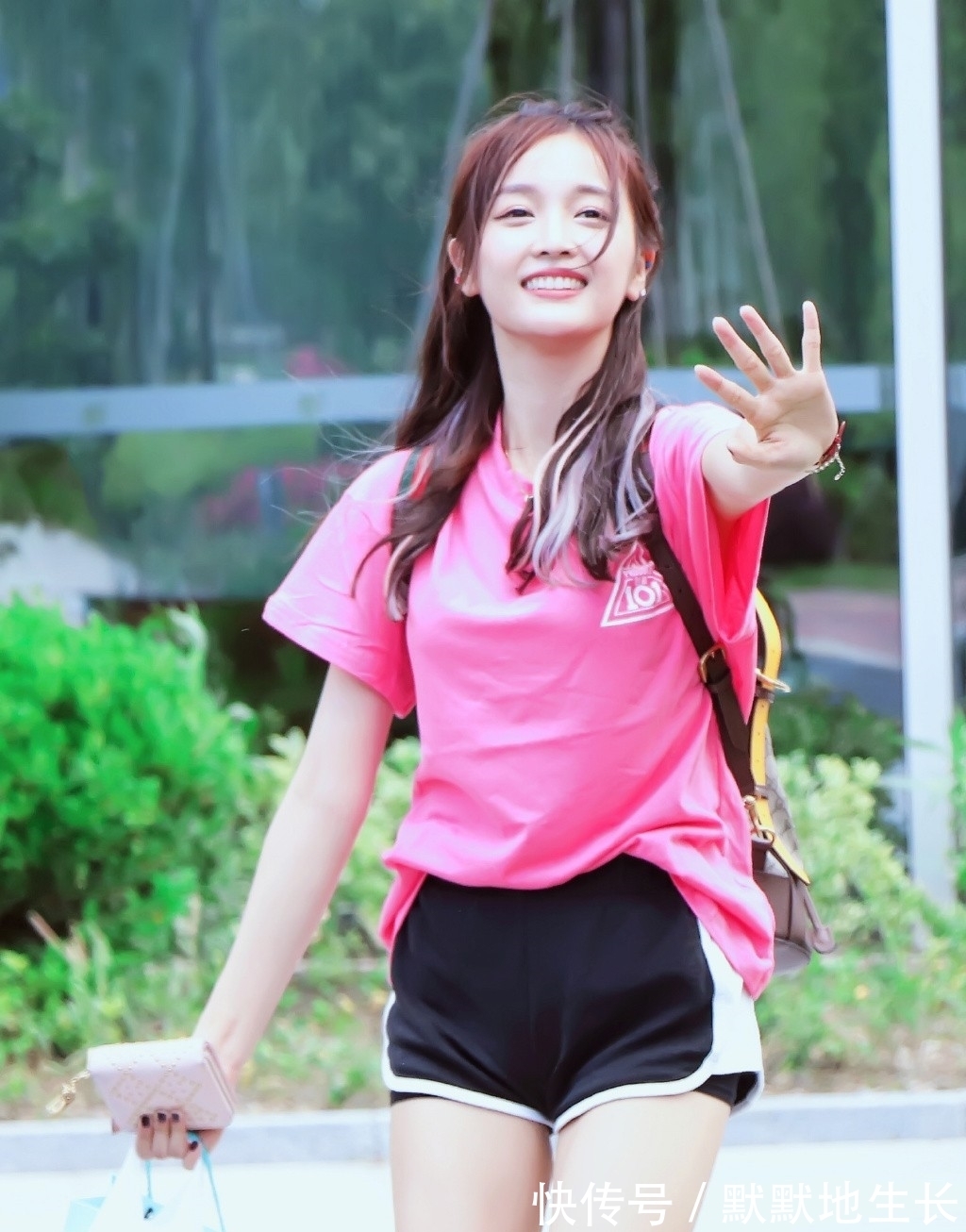 大长腿|吴宣仪可真会穿,修身吊带裙配黑色短靴,秀“漫画腿”强势吸睛