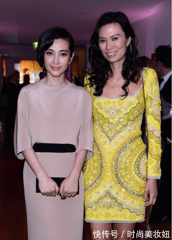 亮片|邓文迪越老越大胆,穿枫叶连衣裙大秀好身材,美成了全场焦点