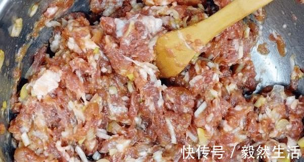 肉馅|调肉馅,大厨教你“1盐2水3油”,鲜嫩美味又多汁儿,好吃不腥