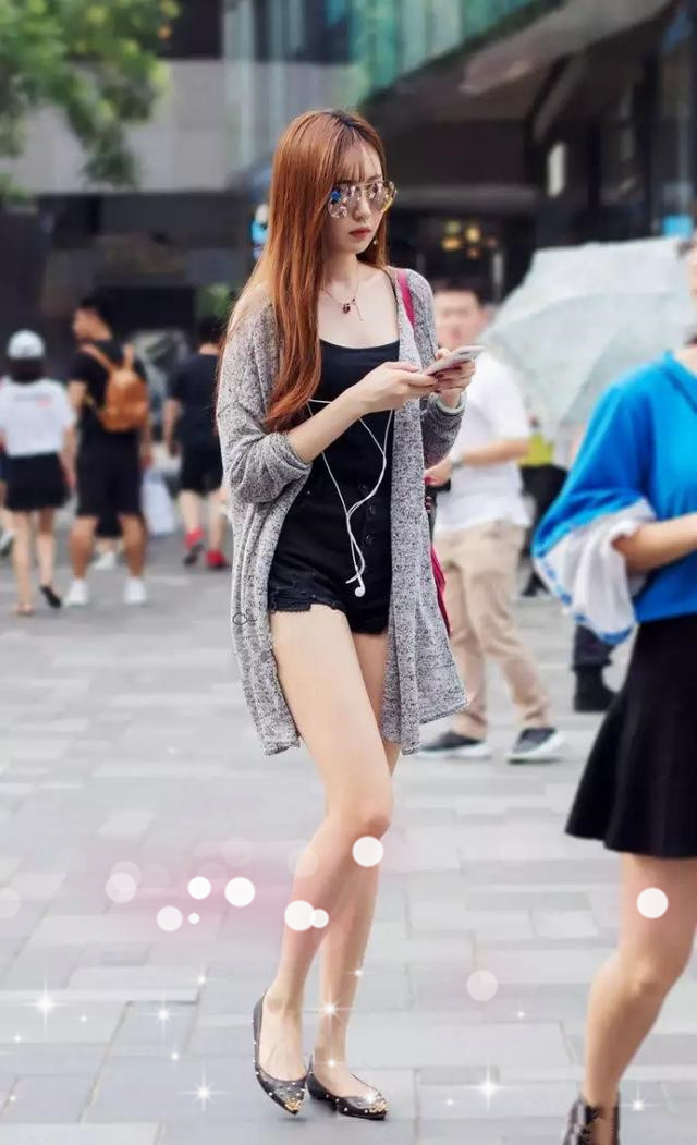 街拍性感紧身衣小姐姐,整体散发出青春活力气息