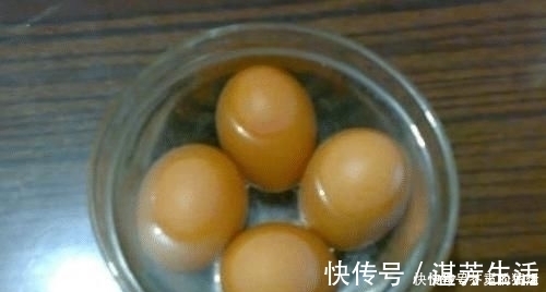 白水煮鸡蛋时，在水里放点“它”，鸡蛋壳一碰就掉，鸡蛋香嫩好吃