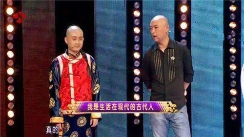 马褂|他自称慈禧后人,坚持留辫子穿马褂,因没有对象上相亲节目选皇妃