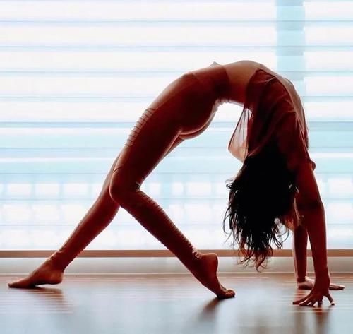 膝盖|练瑜伽，为什么建议女性多练开髋体式