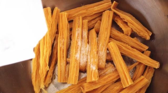 泡腐竹,直接加水是错的学会大厨的做法,半小时泡发好,不夹生