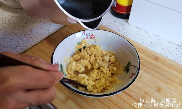 真香|别瞧不起玉米面,教你个秘制做法,我家三天两头就做,真香