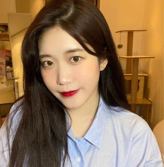 脸型|30岁女人适合“剪刘海”还是“中分”,主要看这4个地方,别选错