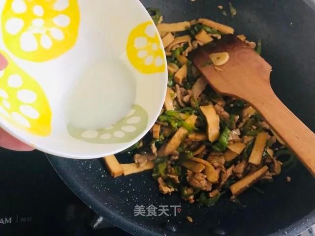  淀粉适量|香干炒肉最美味的做法，你一定要学会！做法简单，好吃又下饭