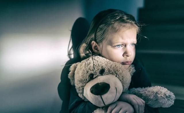 做错事|孩子做错事第一反应是骂李玫瑾教授指出,正确做法是假装不知道