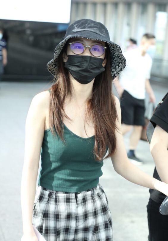 造型|郑合惠子的机场造型清爽洋气,吊带搭配格纹长款,又飒又美