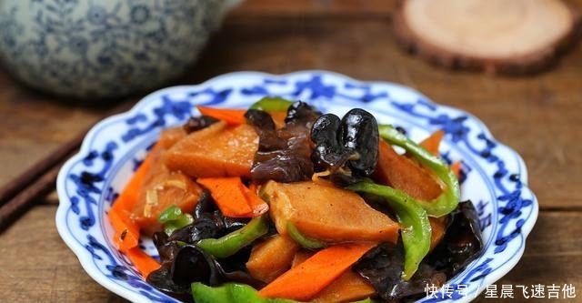 千叶豆腐就用红烧的做法，简单快手，鲜香美味，软嫩入味比肉好吃