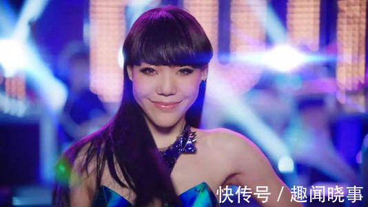 曾是《好声音》的冠军,现在却沦落到在街边商演,连观众都不买账!