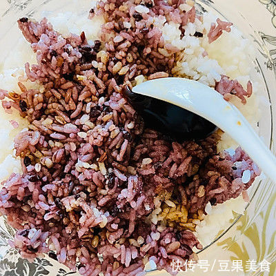 这道快手主食??酱油炒饭藏着小惊喜，瞬间征服你