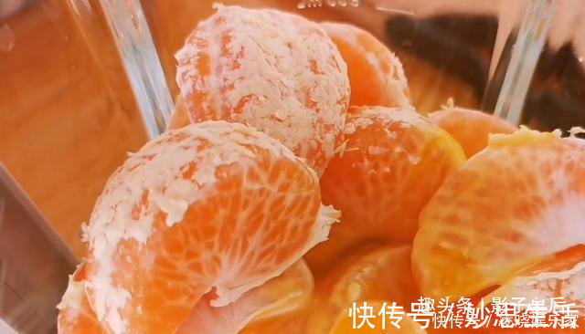 面粉里加2个橘子，不用揉面，不烤也不烙，筷子一搅，营养又解馋