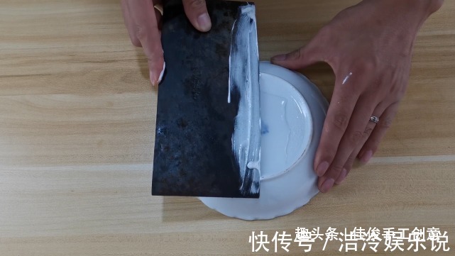 在菜刀上抹点牙膏真实用，解决了生活中的烦恼，省钱又实用，学学