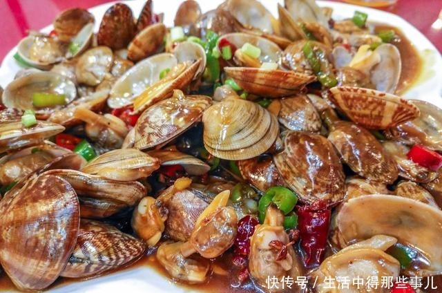 洗花蛤时,万万别只用盐水泡,教你1招,保证花蛤狂吐沙、拦不住