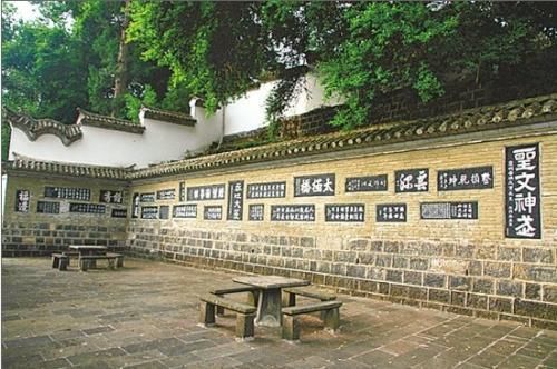 规模宏大,名人墨迹多,实属罕见,西军都督府成立旧址及叠园集刻