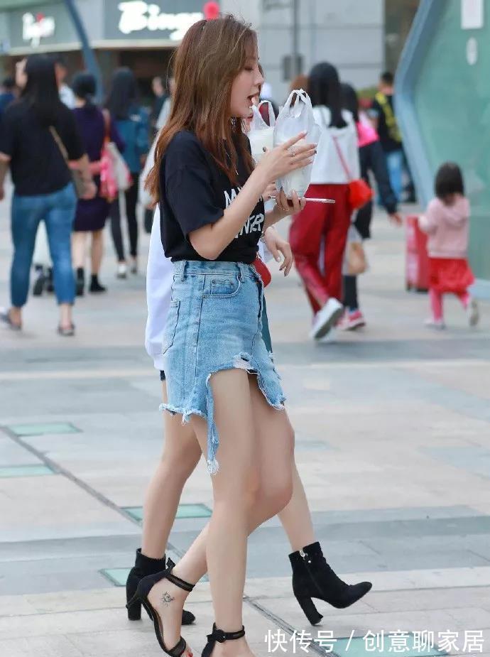 上半身|美女脚上搭配着一双尖头的黑色高跟鞋，显得更加的有女人味