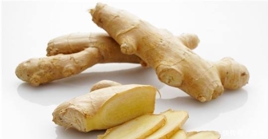 晚上|晚上睡前用生姜涂在脚底能改善睡眠,预防小毛病,不妨试试怎么做