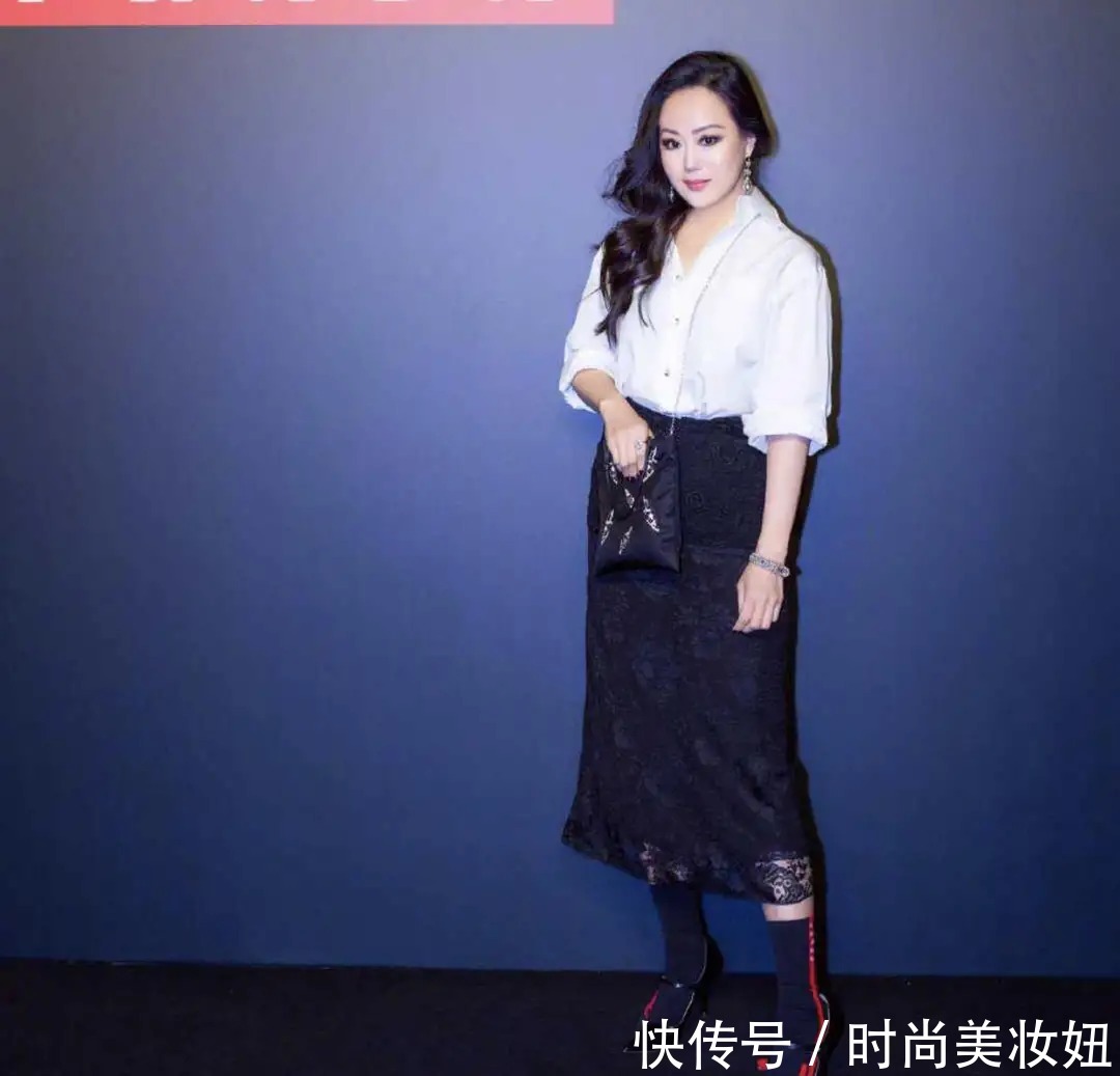 搭配|章小蕙越发有气质,穿吊带连衣裙圆润而不胖,天生的“贵妇范”