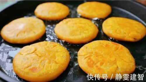 红薯别煮着吃了,加碗面粉烫一烫,不用油炸就酥脆,咬一口还流沙
