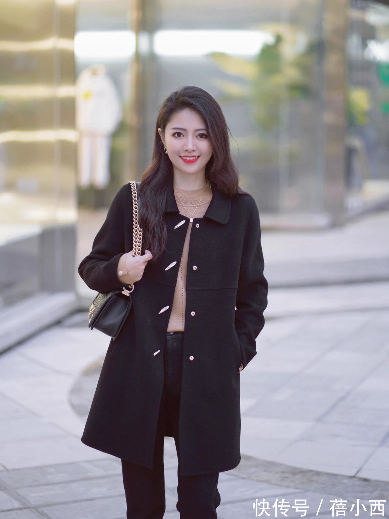 牛仔裤|冬季穿这5个“神仙色大衣”真香,搭配牛仔裤、半身裙高级显气质