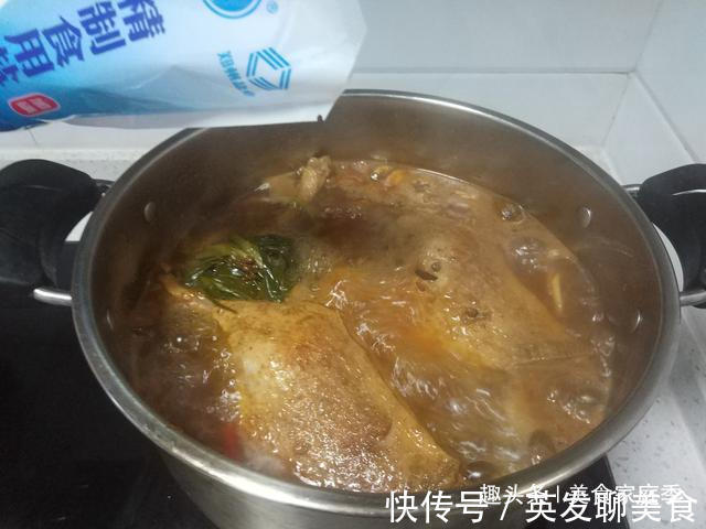 金黄|沙县小吃10元一只的鸭腿,在家9.9元卤一锅,色泽金黄诱人超好吃