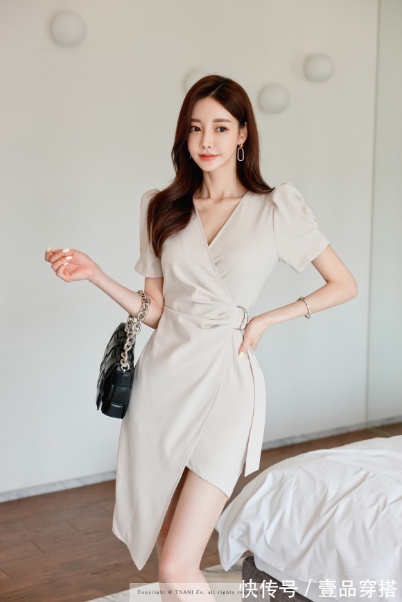 女神孙允珠高清时尚搭配:奶油香芋雅致淡咖拿铁西装裙