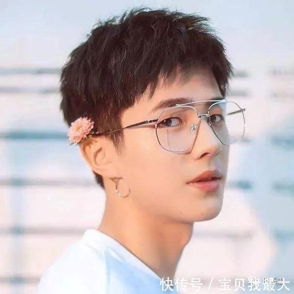 怎么选一副适合自己的眼镜脸型和气质都要考虑