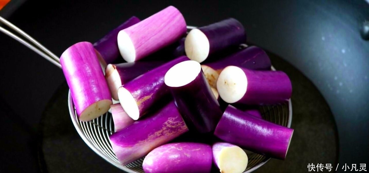 茄子别再炒着吃了,教你一种新做法,比大鱼大肉香,做三根不够吃