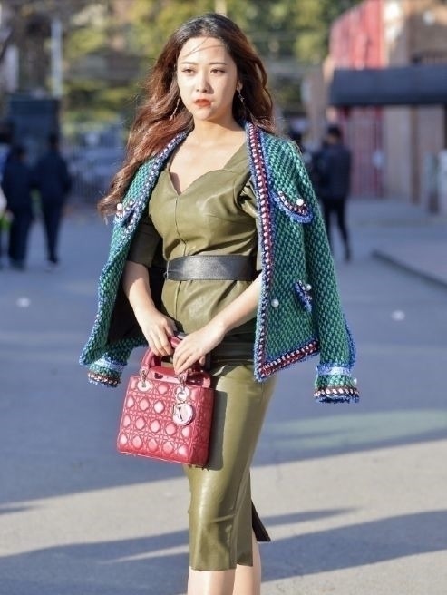 富贵 微胖小姐姐,皮裙搭配针织外套,尽显富贵气质